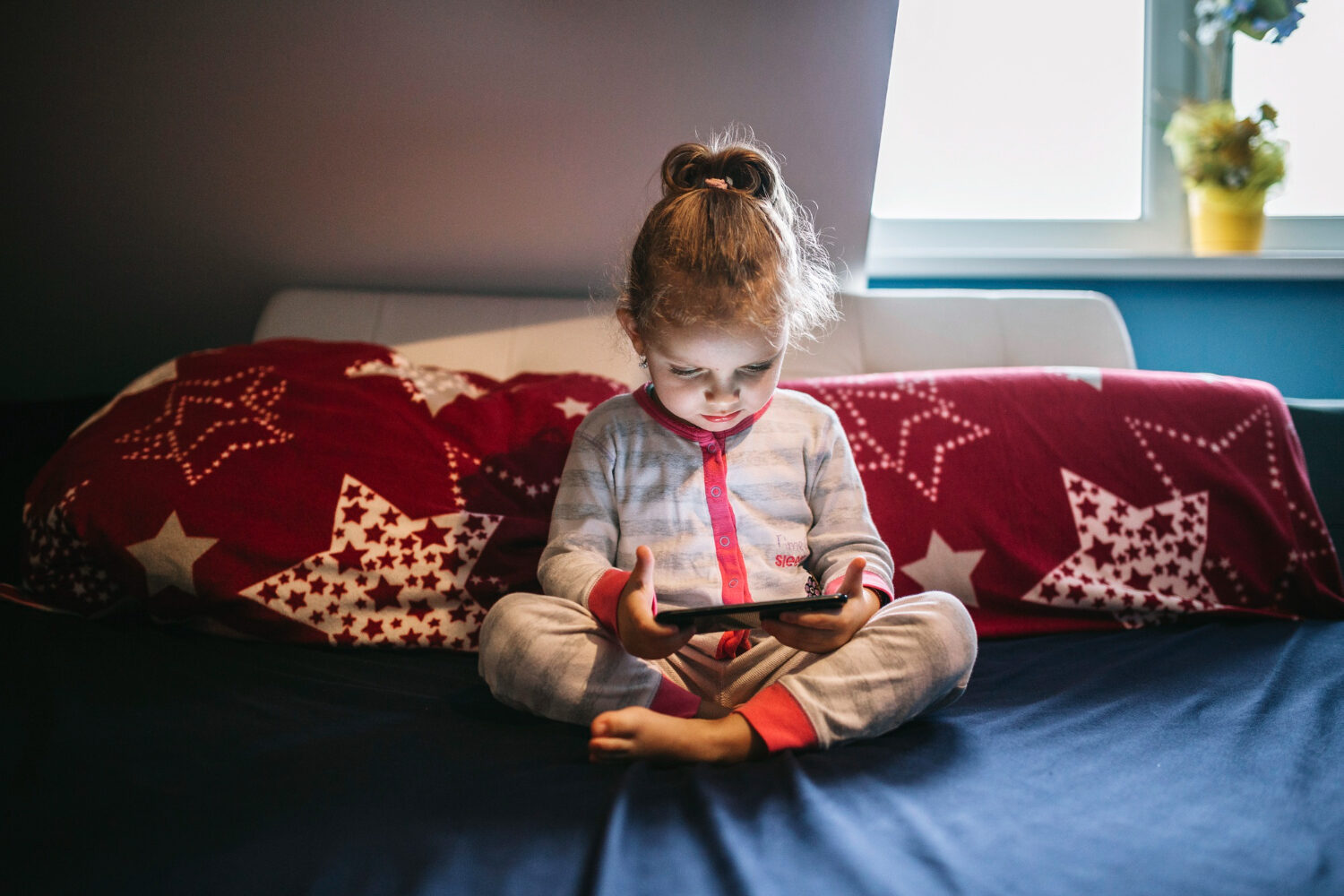 Enfant joue sur un smartphone